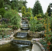Gartenanlage mit Wasserfall