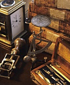 Antike Bücher, Schreibgeräte, Briefwaage und Uhr