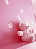 Teddybär vor rosa Wand