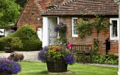 Englisches Landhaus mit sommerlichem Garten