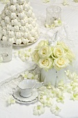 weiße Rosen und weiße Hochzeitstorte aus Baisergebäck