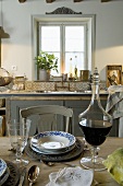 Gedeckter Tisch in Küche im Landhausstil