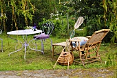 Liegestuhl, Fangnetz, Fischerkorb, Gartentisch mit Stuhl