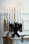 Kerzenständer mit fünf weissen Kerzen