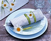 Place-setting decorated with ox-eye daisies & ears of barley
