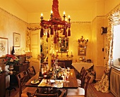 Weihnachtlich dekoriertes Esszimmer mit Kerzenbeleuchtung & Kronleuchter