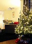 Geschmückter Weihnachtsbaum in einem Wohnzimmer