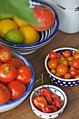 Gemüse und Früchte in Schalen auf dem Tisch
