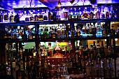 Beleuchtete Bar im kubanischen Restaurant Havana (Brno, Tschechien)
