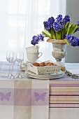 Geschirr, Eier und blaue Hyazinthen au einem Tisch