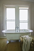 Badezimmer mit freistehender Badewanne im Haus St James (Cape Town, Südafrika)