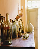 Leere Weinflaschen auf dem Holztisch