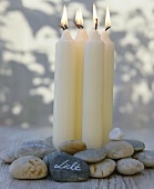Kieselsteine mit Kerzen
