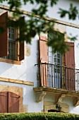 Blick auf Hausfront mit französischem Balkon in Sare (Aquitanien, Frankreich)