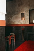 Wohnraum in Schwarz- & Rottönen mit Essecke in einem marokkanischen Haus