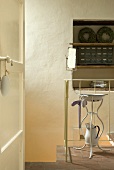 Blick durch offene Tür auf weisses Waschschüssel-Set mit Gestell