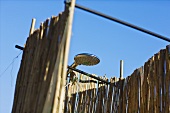 Kopfbrause einer Aussendusche mit Bambusverkleidung