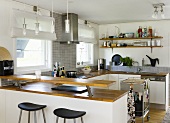 Offene Küche - Theke und Ablage mit Holzarbeitsplatte auf weissen Schränken