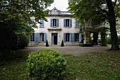 Alte Villa mit blauen Fensterläden in grosser Gartenanlage