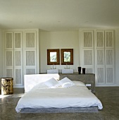 Designer Mediterranean bedroom - platform and counter out of concrete