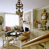 Englischer Wohnraum mit goldener Pendeluhr an Wand