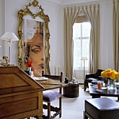 Wohnraum mit raumhohem Goldrahmen und bodenlangen Fenstervorhängen im eleganten Stil