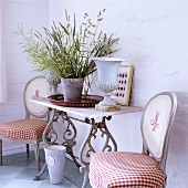 Kleiner Tisch mit Pflanzen und zwei Stühlen in einem deutschen Reetdachhaus aus dem 19. Jh., in skandinavischem Stil eingerichtet