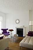 Eleganter Kaminwohnraum im perfekten Wohnraumdesign mit dekorativer Design