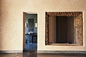 Schmaler Durchgang mit Blick ins Bad und offener Fensterausschnitt mit rustikalem Natursteinrahmen