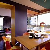 Farbe im Raum - Kaffeepause im offenen Wohn- und Esszimmer mit Glasfront