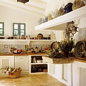 Mediterraner Landhausküche mit Küchenzeile übereck und gemauertem Kaminabzug