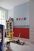 Kinderzimmer - bemalte Wände mit Spielzeugen im Regalschrank