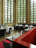 Designer Restaurant im Kirchenraum mit gotischen Fenstern