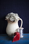Keramikkrug mit Seidenblume und Bänder