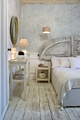 Modernes Wandregal mit Tischlampe auf rustikalem weissen Dielenboden im Schlafzimmer