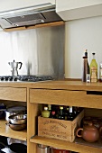 Küchenzeile aus Holz mit Schublade und integriertem Gasherd