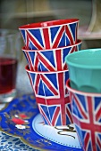 Becherstapel aus Keramik mit englischer Flagge