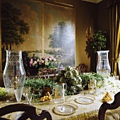 Blick auf opulenter Tafel mit Gemüsedeko und antiken Glasvasen