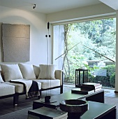 Modernes Wohnzimmer mit weißem Sofa und grossem Fenster