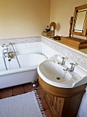 Traditionelles Bad mit freistehender Badewanne und Waschbecken im Vintagelook