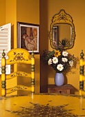 Esstisch mit Stuhl gelb lackiert im spanischen Stil vor gelber Wand