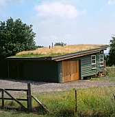 Grasdach auf einem ebenerdigen Holzhaus
