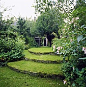 Terrassenförmig angelegter Garten mit Grünflächen