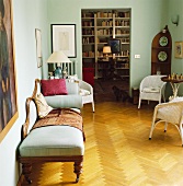 Wohnzimmer mit Parkettboden, Chaiselonguein und Lloyd Loom Stühlen
