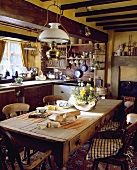 Viktorianische Lampe aus Messing und Glas über einem Esstisch aus Kiefer in einer Landhausküche