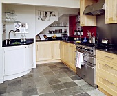 Einbauküche mit Holzfronten und Eckspüle mit weißem Unterschrank in moderner Küche