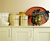 Keramik Vorratsgefässe und Zimmerpflanze im Topf auf Schrank