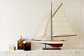 Modell Segelboot auf Ablage im Badezimmer