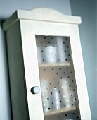 Kleiner Badschrank mit Glasfüllung in Tür