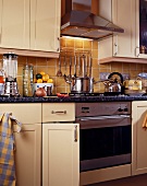 Moderne Landhausküche mit Edelstahl-Dunstabzug über Küchenofen